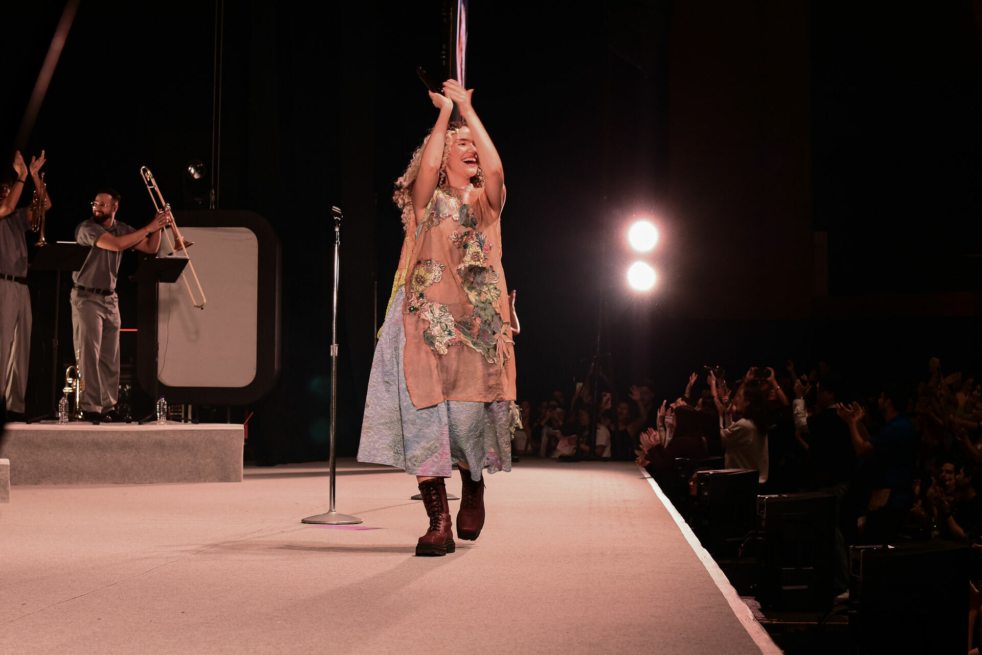 Foto AnaVitória brilham no palco do Centro de Convenções Ulysses Guimarães Foto AnaVitória brilham no palco do Centro de Convenções Ulysses Guimarães - Imagem 23