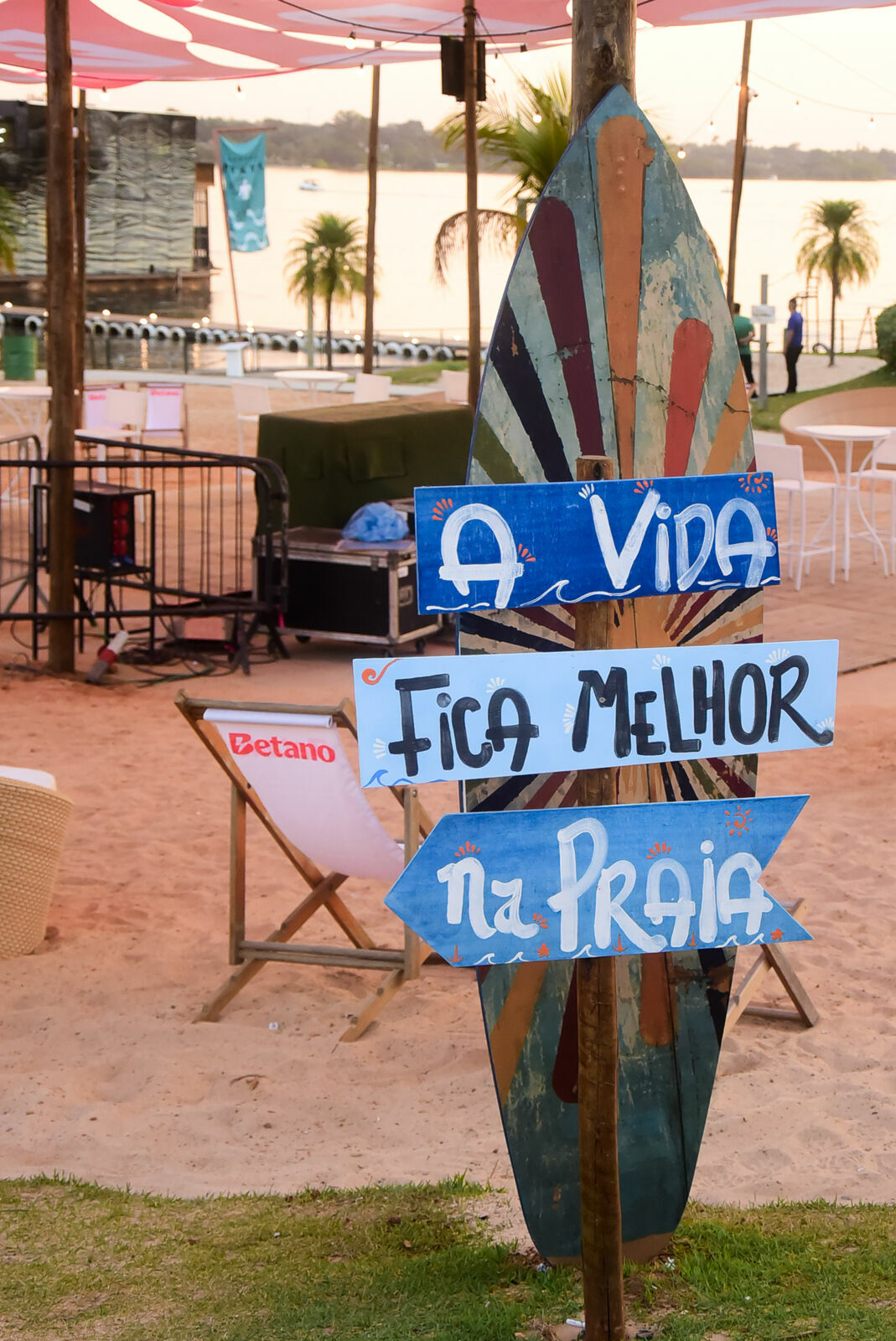 Foto Na Praia - O mega festival musical de BrasÃƒÆ’Ã‚Â­lia  - Imagem 2
